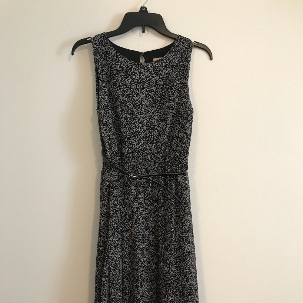 Beautiful mid calf sleeveless dress.